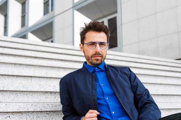 LA COULEUR DANS LA MODE MASCULINE, DU PANACHE POUR LES HOMMES.